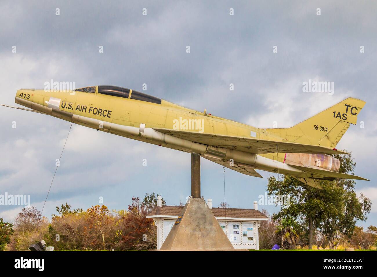 F-100F-10-NA - F100 Air Force Jet im Bay Street Park in Texas City. Wings of Heritage Historic Site ehrt Luftfahrtgeschichte und den ersten Aero Squadro Stockfoto