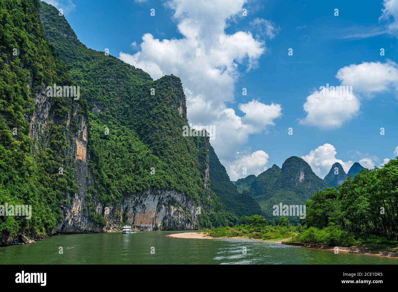 Touristenboot, das auf einem Li Fluss in China segelt Stockfoto