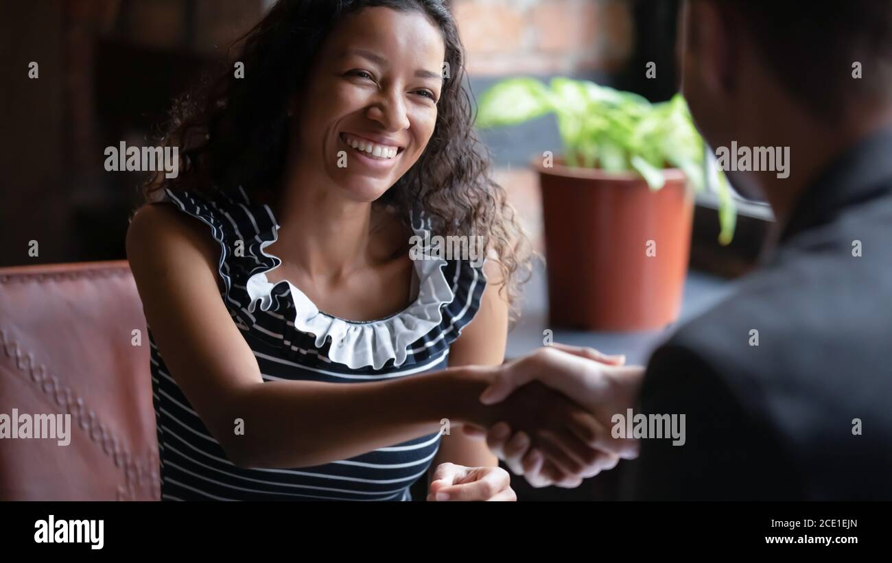 Nahaufnahme lächelnde afroamerikanische Frau schüttelt Exekutive Hand Stockfoto