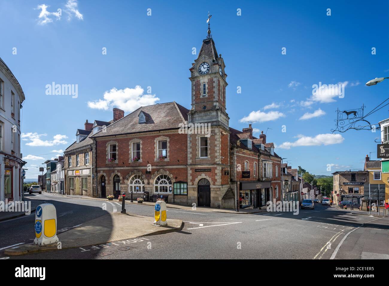 Rathaus und Uhrturm in der High Street, Wincanton, Somerset am 30. August 2020 Stockfoto