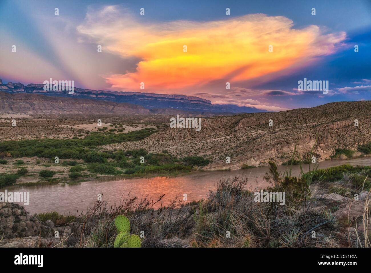 Sonnenuntergang im Fluss Rio Grande in Boquillas Canyon mit im Hintergrund die Berge der Sierra del Carmen Mexiko widerspiegelt. Stockfoto