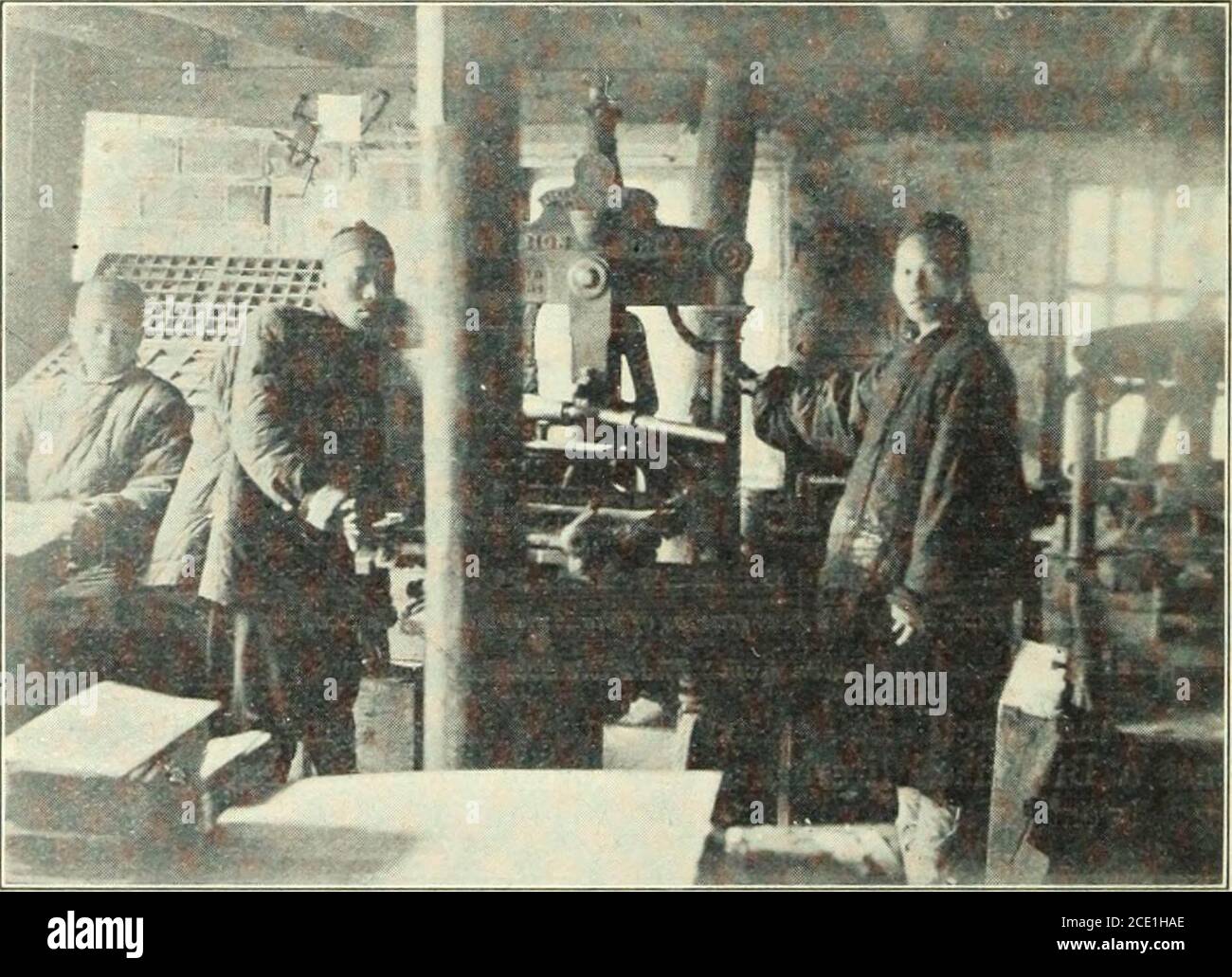 . Die Millionen 1914 . müssen ruhen. Die Geschichte der Bibelübersetzung hat ihr bestechendstes Kapitel seit der Organisation der großen Bibelgesellschaften der Welt – Briten, Scotch und Ameri-Can. Der Historische Katalog der gedruckten Bibeln der britischen und ausländischen Gesellschaft ist ein Werk des Lernens an sich, und es öffnet sich, was Recht verdient Torank als eine Abteilung der heiligen Briefe. Jede Version ist eine Sonne, die bereits gebildet ist, oder im Prozeß der Ausbildung, die in seinem Zug die Literaturen sammeln muß, die für die Anweisung der Kirche und dieconversion der Nationen benötigt werden. Aber ich muss hinübergehen Stockfoto . Die Millionen 1914 . müssen ruhen. Die Geschichte der Bibelübersetzung hat ihr bestechendstes Kapitel seit der Organisation der großen Bibelgesellschaften der Welt – Briten, Scotch und Ameri-Can. Der Historische Katalog der gedruckten Bibeln der britischen und ausländischen Gesellschaft ist ein Werk des Lernens an sich, und es öffnet sich, was Recht verdient Torank als eine Abteilung der heiligen Briefe. Jede Version ist eine Sonne, die bereits gebildet ist, oder im Prozeß der Ausbildung, die in seinem Zug die Literaturen sammeln muß, die für die Anweisung der Kirche und dieconversion der Nationen benötigt werden. Aber ich muss hinübergehen Stockfoto