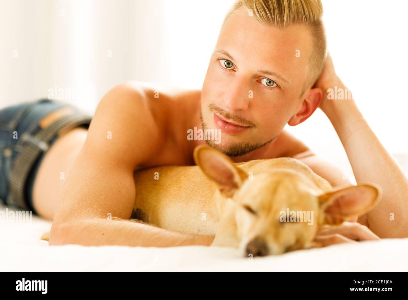 Hund und Besitzer kuscheln Stockfoto