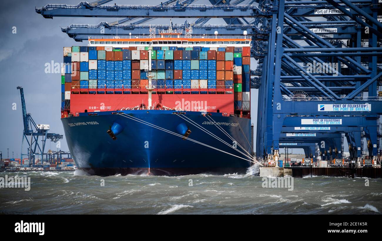 Stürmisches Wetter für den britischen Handel - Globale Lieferketten - starke Winde und Wellen verhindern, dass Importe von den COSCO Shipping Pisces in Felixstowe entladen werden. Stockfoto