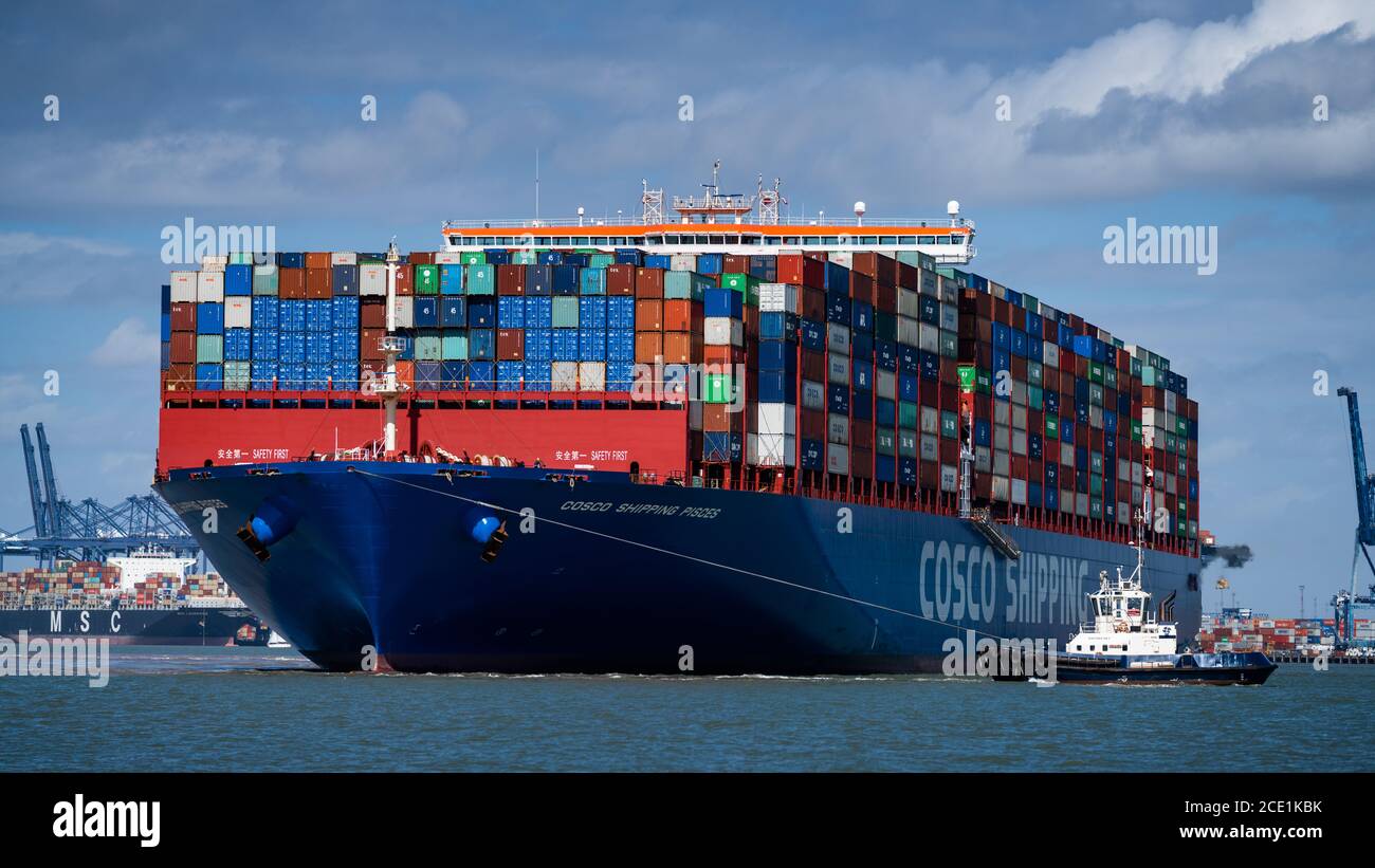 COSCO Shipping Vessel - die COSCO Shipping Fische werden in Felixstowe Hafen manövriert, nachdem sie voll von der vorherigen Haltestelle Singapur ankommen. Stockfoto