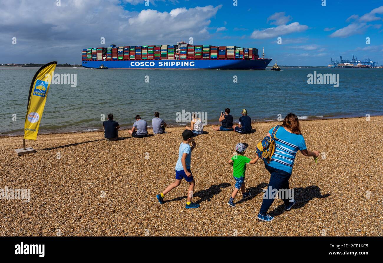 Shipwatching - Zuschauer beobachten den riesigen COSCO Shipping Fische Container Schiff in den Hafen von Felixstowe in Großbritannien Stockfoto