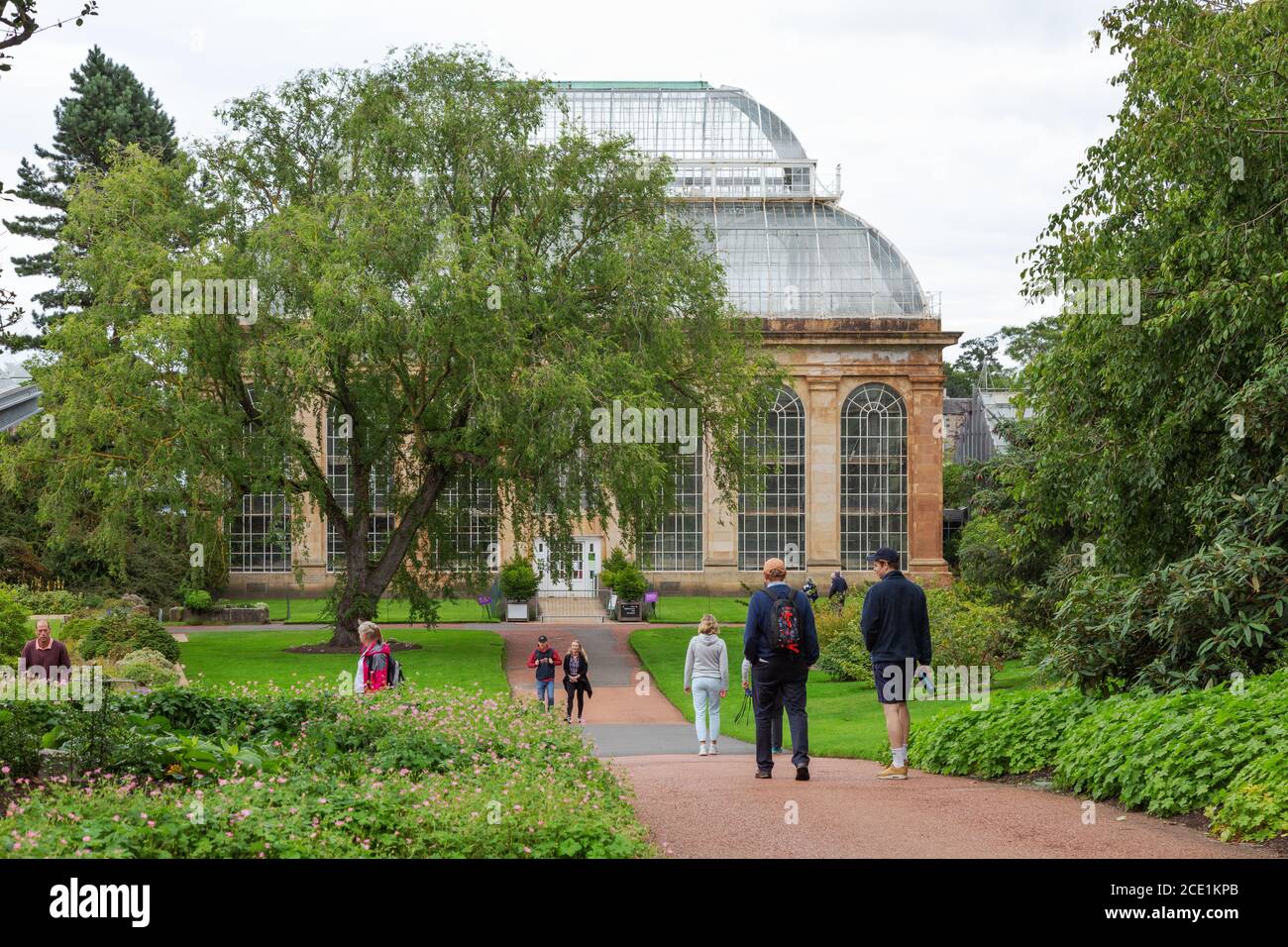 Menschen zu Fuß in Richtung Palm House, Royal Botanic Garden, Edinburgh Schottland Großbritannien Stockfoto