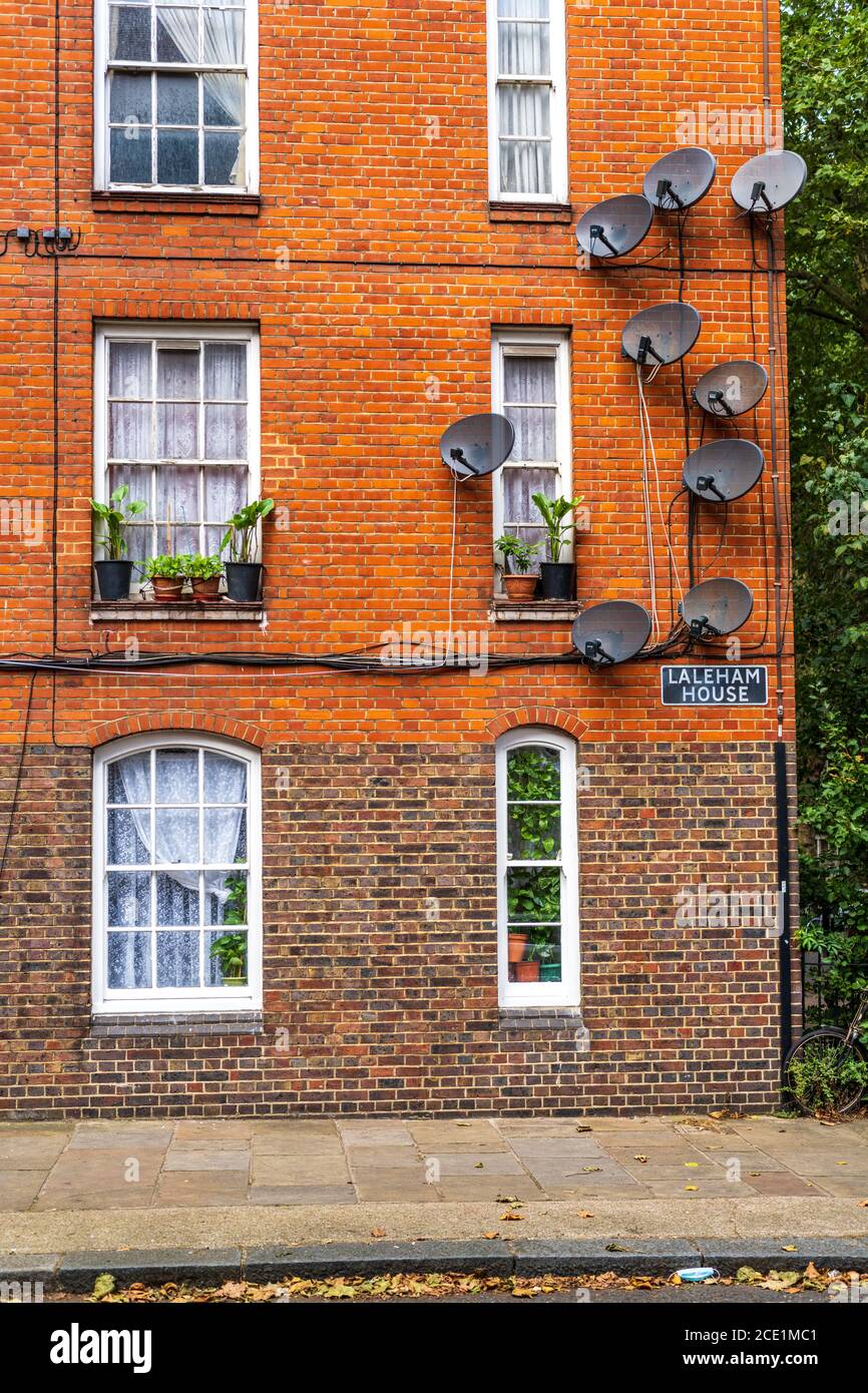 Mehrere Satellitenschüsseln wurden an einem Gebäude aus der 1890er-Jahre in Arnold Circus, East London angebracht. Stockfoto