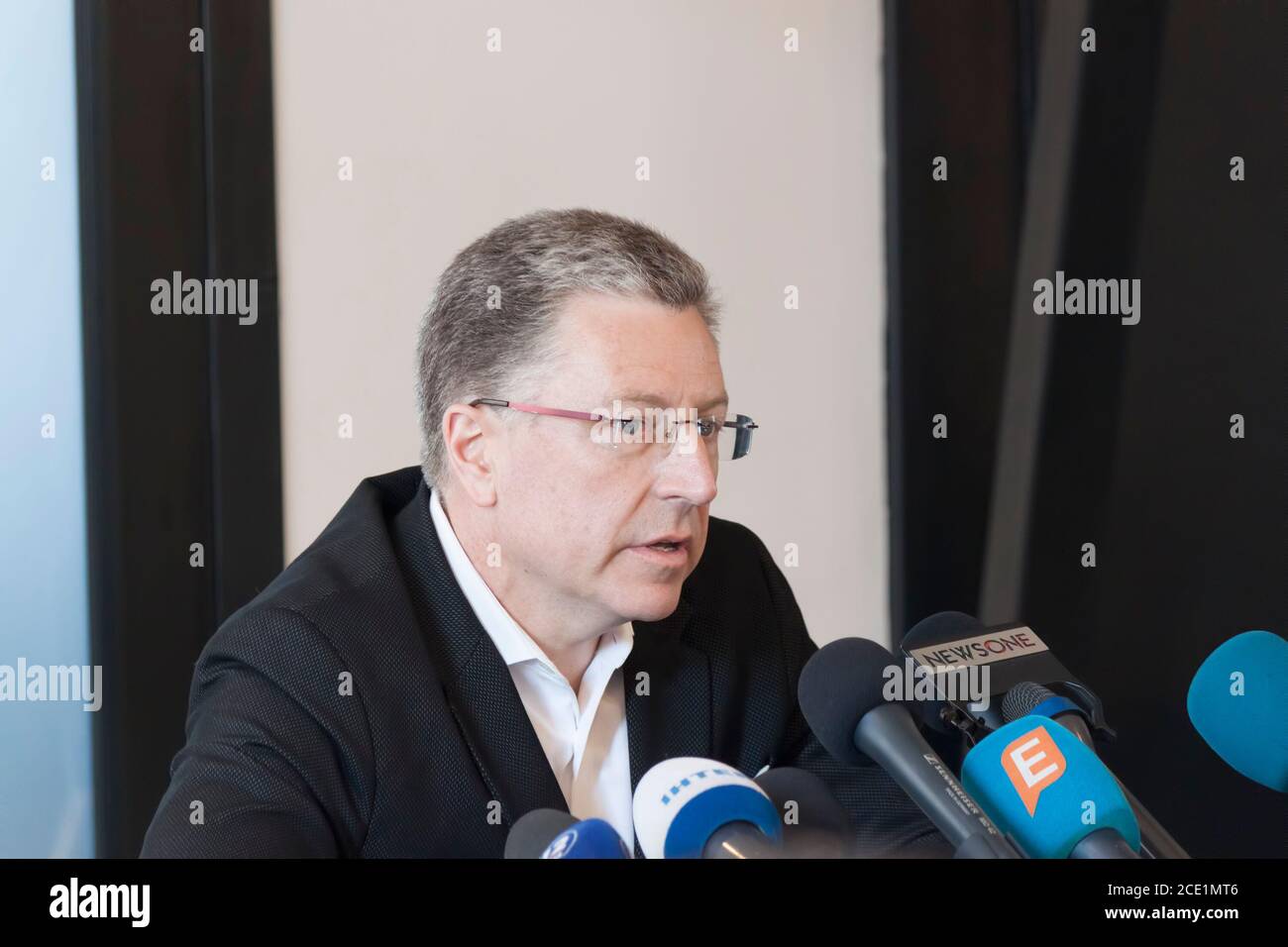 SLOVIANSK, UKRAINE - 15. MAI 2018: Kurt Volker, Sonderbeauftragter des US-Außenministeriums für die Ukraine, in Sloviansk bei einer Pressekonferenz Stockfoto