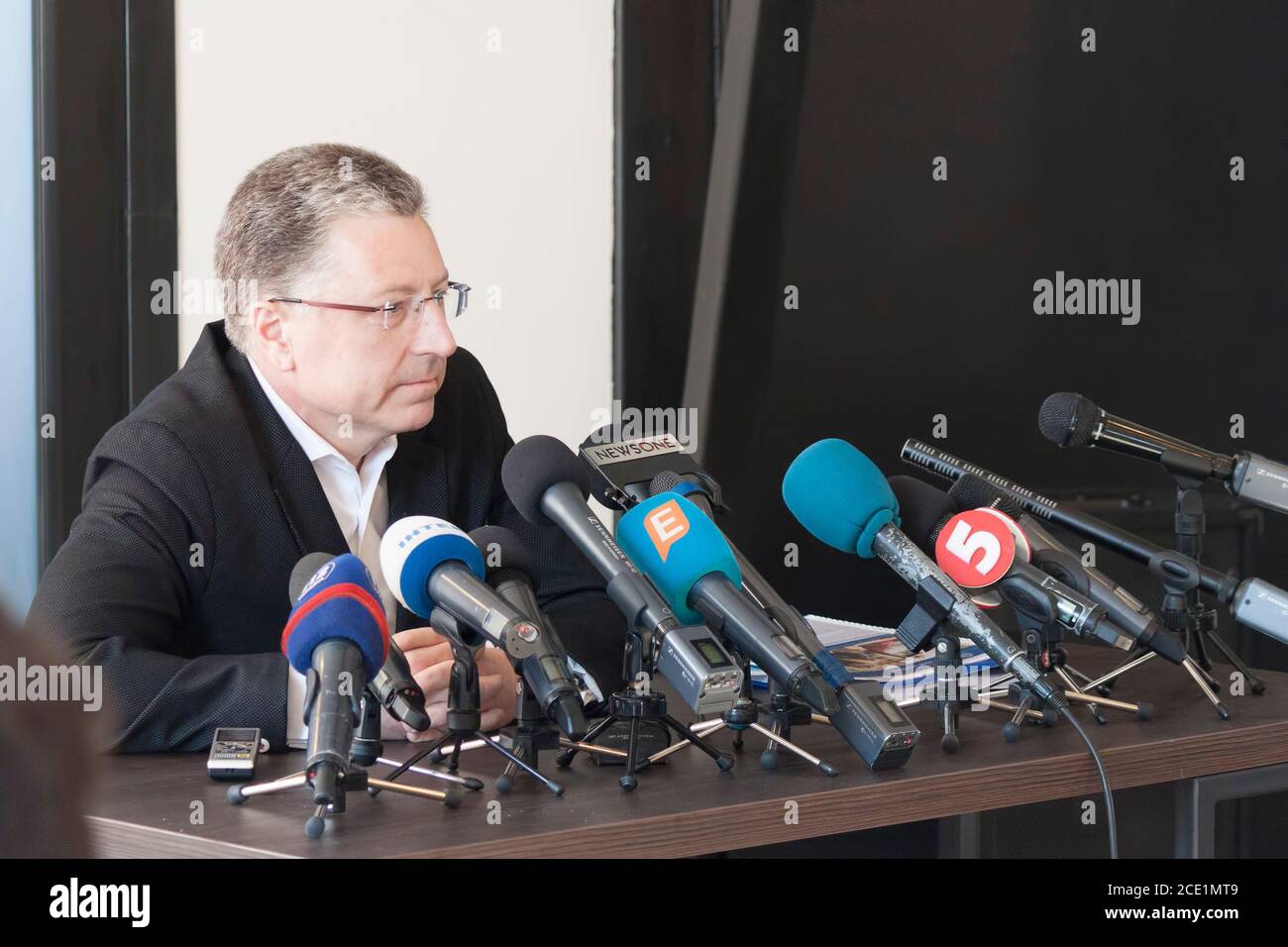 SLOVIANSK, UKRAINE - 15. MAI 2018: Kurt Volker, Sonderbeauftragter des US-Außenministeriums für die Ukraine, in Sloviansk bei einer Pressekonferenz Stockfoto