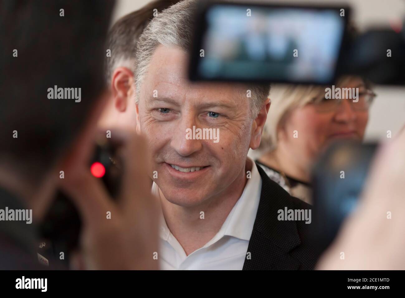 SLOVIANSK, UKRAINE - 15. MAI 2018: Kurt Volker, Sonderbeauftragter des US-Außenministeriums für die Ukraine, in Slawjansk unter Journalisten und V Stockfoto