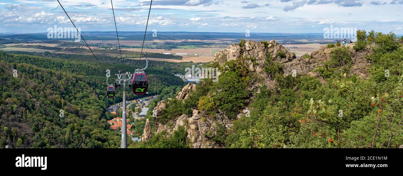 Thale, AUGUST 29.2020: Thale ist eine Stadt im Landkreis Harz in Sachsen-Anhalt in Mitteldeutschland. Ein Gondelbahn fährt bis zum Hexentanzplatz. Stockfoto