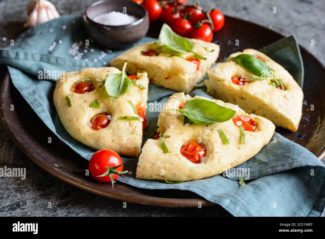 Italienisches Focaccia-Brot in Scheiben mit Tomaten und Basilikum ...