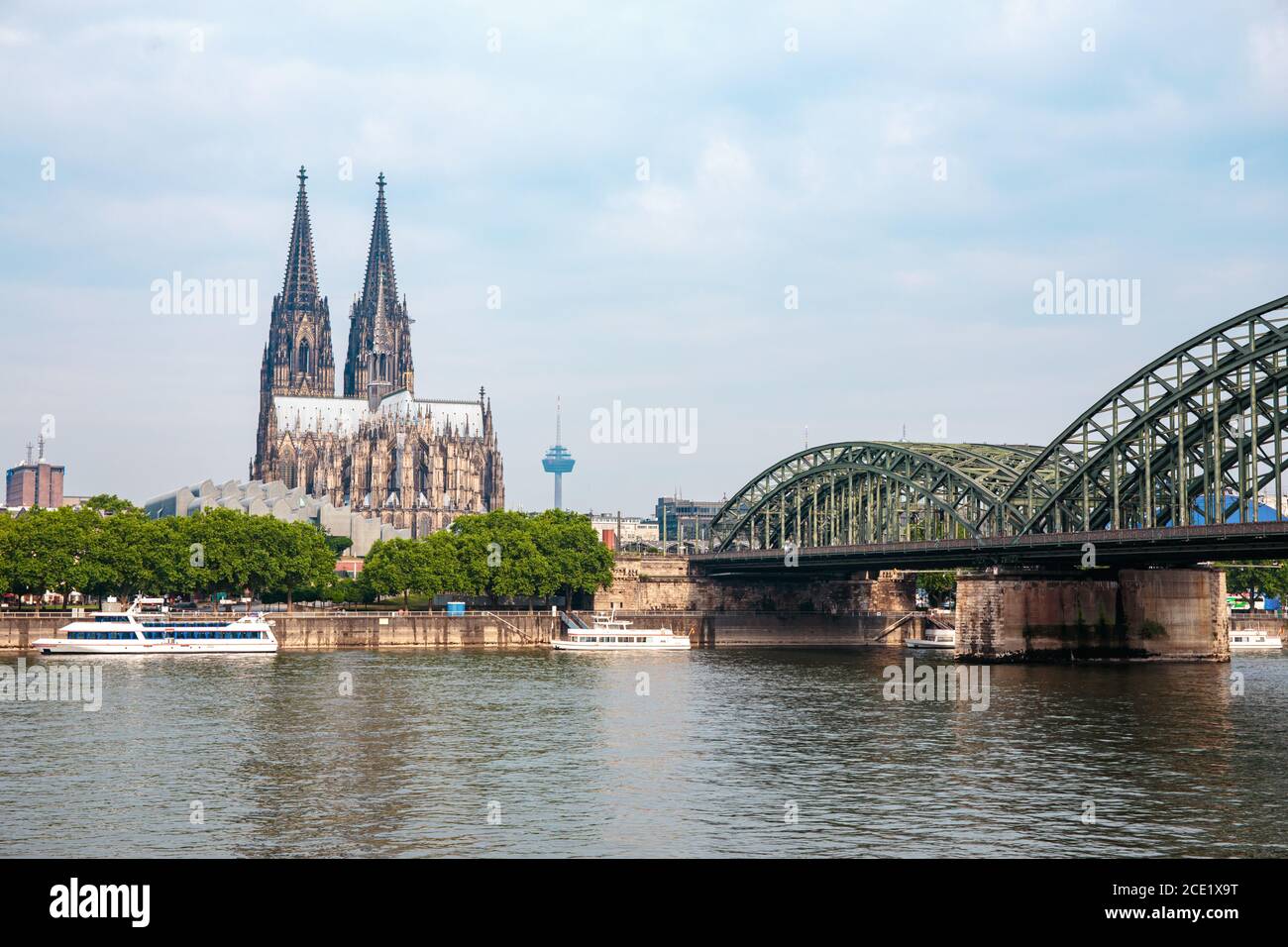Kölner Dom über dem Rhein Stockfoto