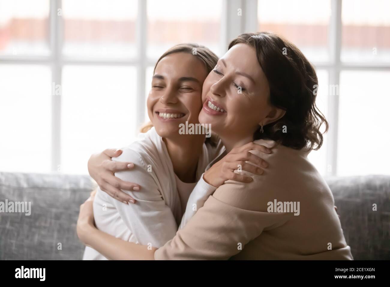 Liebevolle multigenerationale weibliche Familie genießen süßen Moment drinnen. Stockfoto