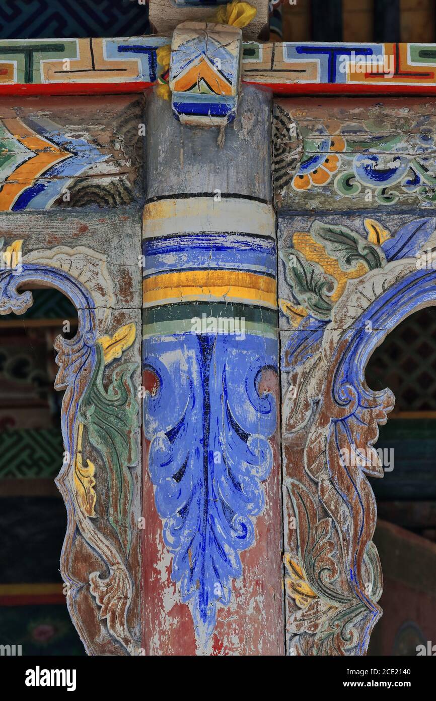 Detail-polychrome Dekoration-feine Holzschnitzerei-Dach Stützsäule. Eingang Veranda Shengguo Tempel-Mati Si-Zhangye-Gansu-China-1024 Stockfoto