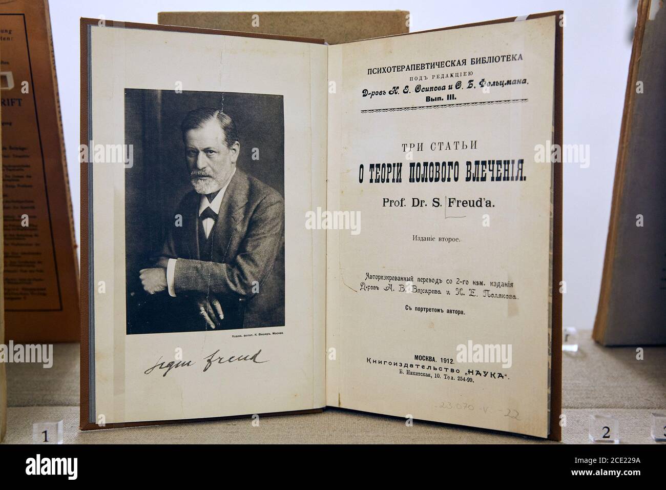 Wien. August 2020. Foto vom 29. August 2020 zeigt ein Buch von Sigmund Freud im Sigmund Freud Museum in Wien. Das Sigmund Freud Museum in Wien wurde am Samstag nach einer 18-monatigen Renovierung und Rekonstruktion wieder eröffnet. Der "Geburtsort der Psychoanalyse", wo der berühmte Arzt, Psychoanalytiker und Denker Sigmund Freud fast ein halbes Jahrhundert lang lebte und arbeitete, bietet eine modernisierte und erweiterte Museumsinfrastruktur. Quelle: Georges Schneider/Xinhua/Alamy Live News Stockfoto