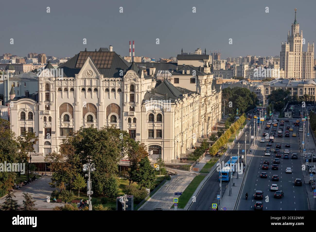 Luftaufnahme der Fassade des Polytechnischen Museums Gebäude und Nowaja (Neu) Platz im Zentrum von Moskau Stadt, Russland Stockfoto