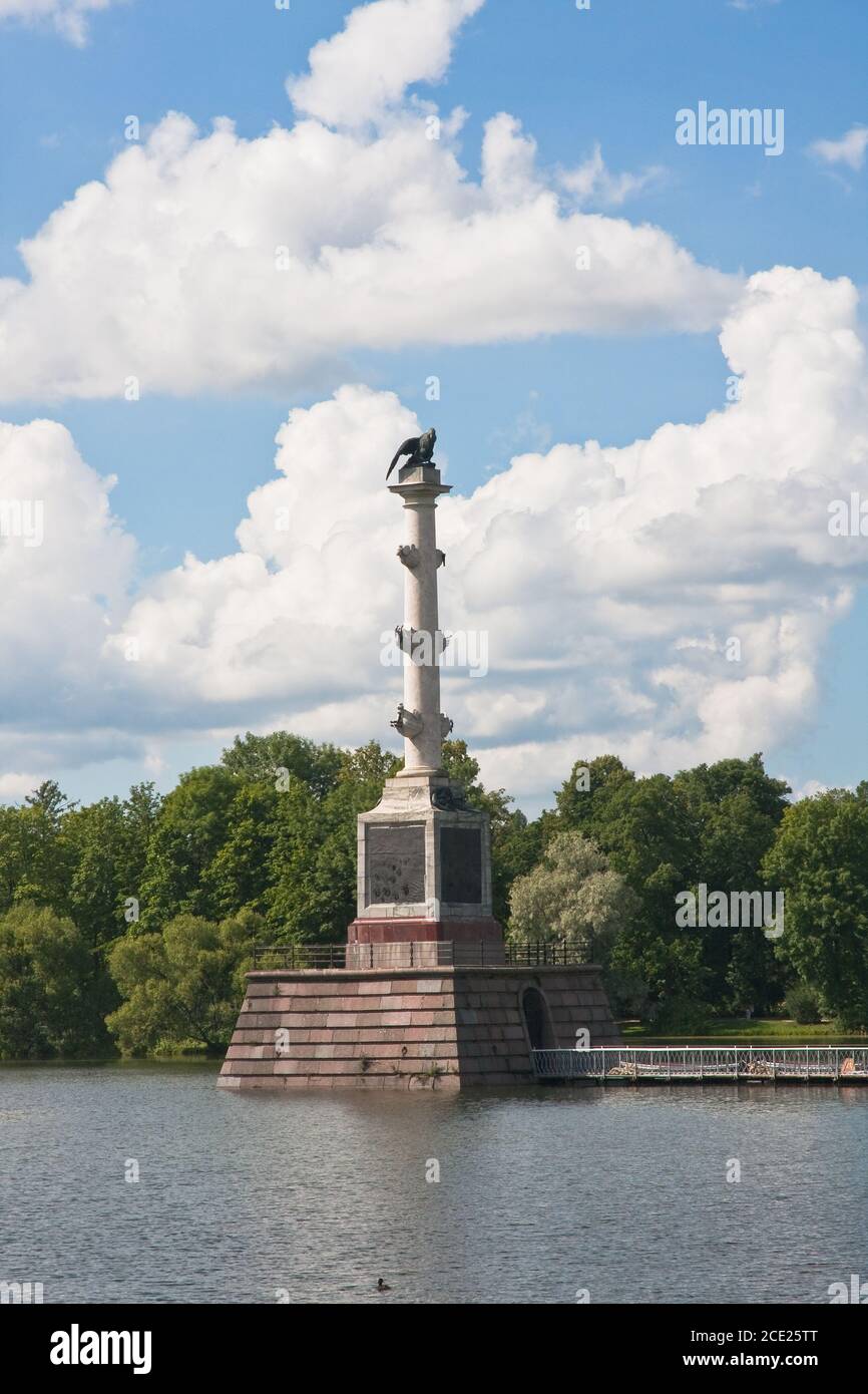 Die Chesme-Säule in Zarskoje Selo erinnert an drei russische Seesiege im russisch-türkischen Krieg 1768-1774, insbesondere an die Schlacht von Chesma. Stockfoto