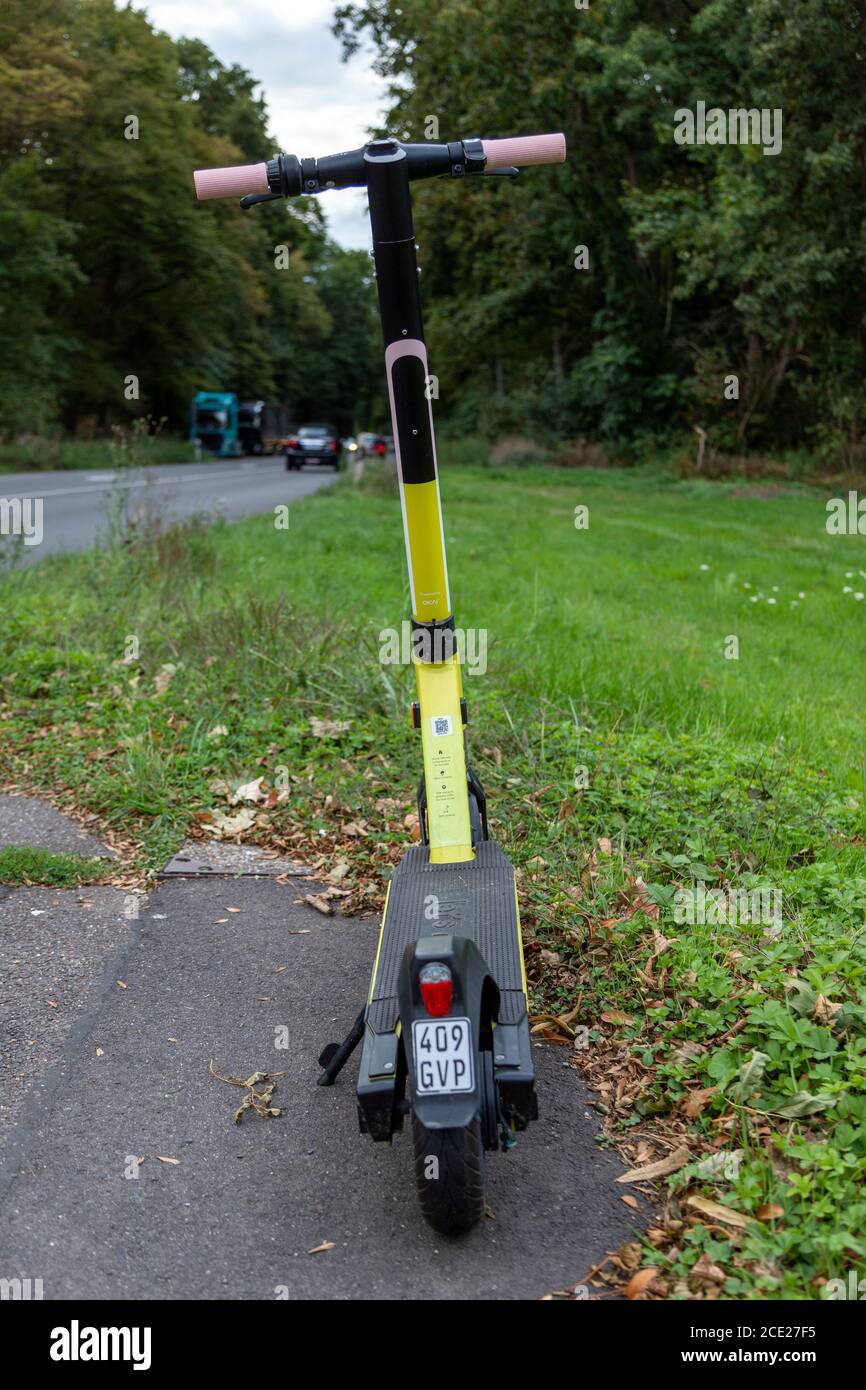 Köln, NRW, Deutschland, 08 29 2020, geparkter Straßenroller zum Mieten auf einem Bürgersteig einer Landstraße Stockfoto