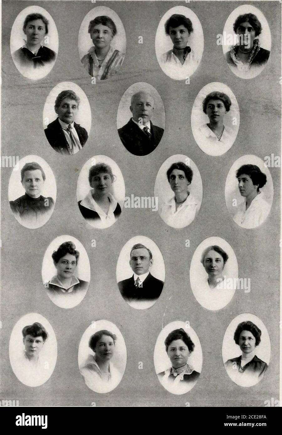 . Virginian Wfie Wirglnian ^Training School S. P. DUKE, A. B., A. M. Director und Prixcip.U, ELIZABETH FRONDE KENNEDY Supervisor der Neunten Klasse MAEY D. PIERCE Sui-frvisor der Achten Orade MARY E. PECK Supervisor, Der Siebten Graue MAMIE E. ROIIR SrPERvisoR der Sechsten Klasse PAULINE BROOKS WILLIAMSON SrPERVisoic ok Fünfte Klasse ELEANOR BRYNBERG FORMAN Supervisor der Vierten fiRADE ELIZA EMERY Supervisor der Dritten Klasse BERTHA AVELLS f ui euvilor der Zweiten Klasse und Industriekunst MARY PHILIPPA JONES Supervisor der Ersten (Jrade GRACE ELDRIDGE MIX Supervis:oder Kindergarten JULIA JOHNSON Assistant Super Stockfoto