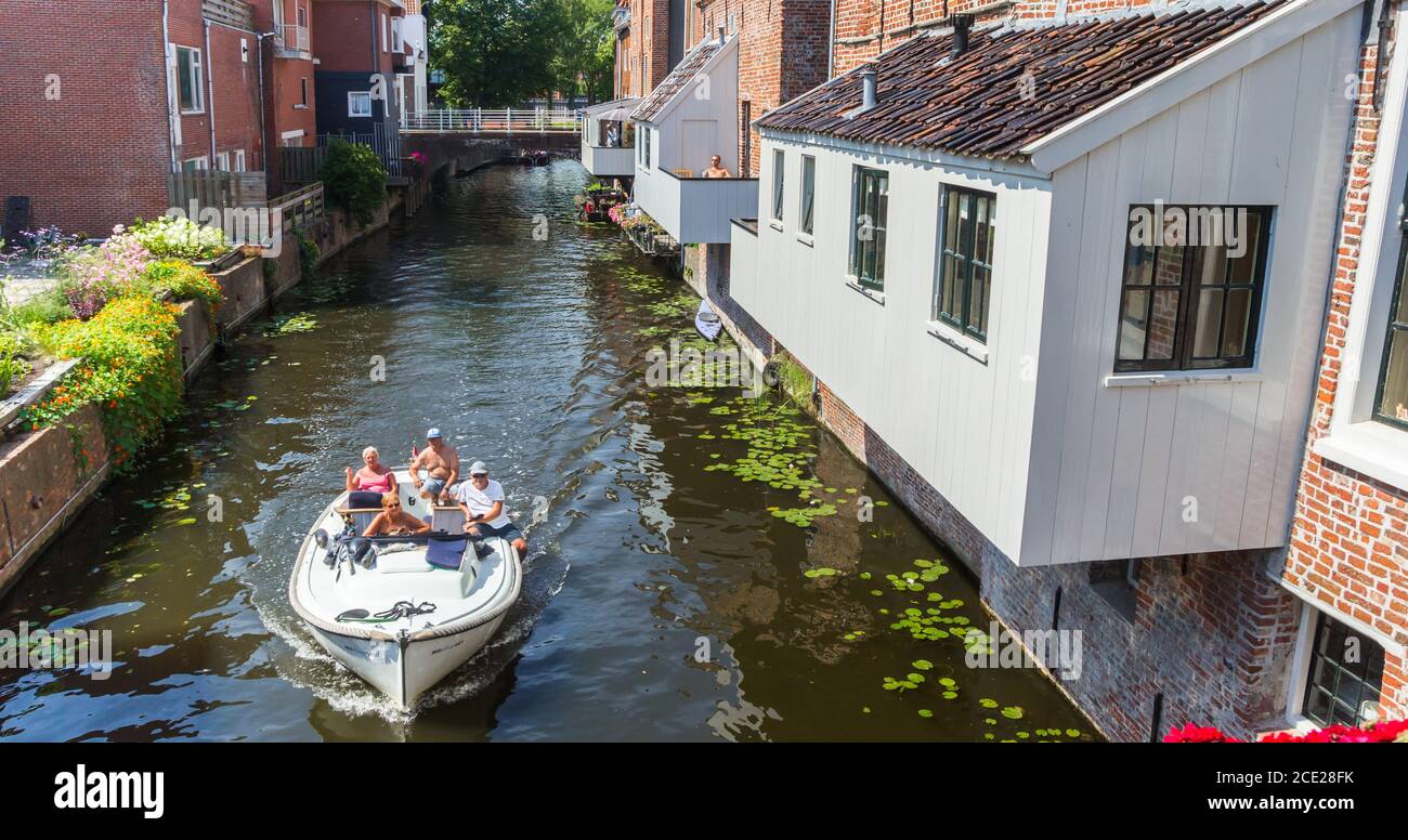 Touristen genießen eine Motorboot-Fahrt in Appingedam, Niederlande Stockfoto