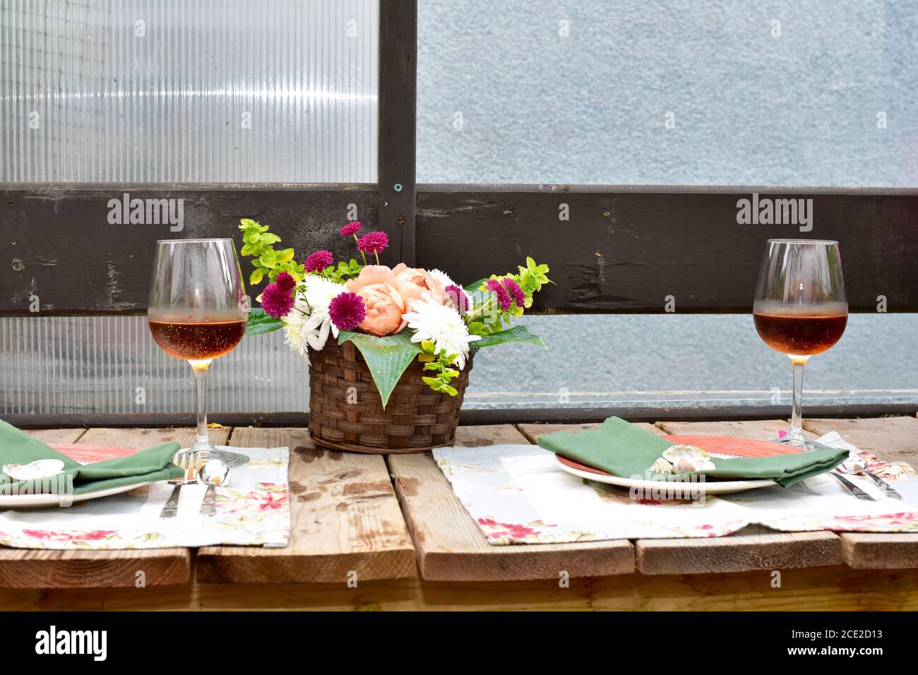 Abgeschiedenes Terrassencafé mit wunderschönem rustikalem Gartendekor Für ein romantisches Abendessen im Sommer Stockfoto