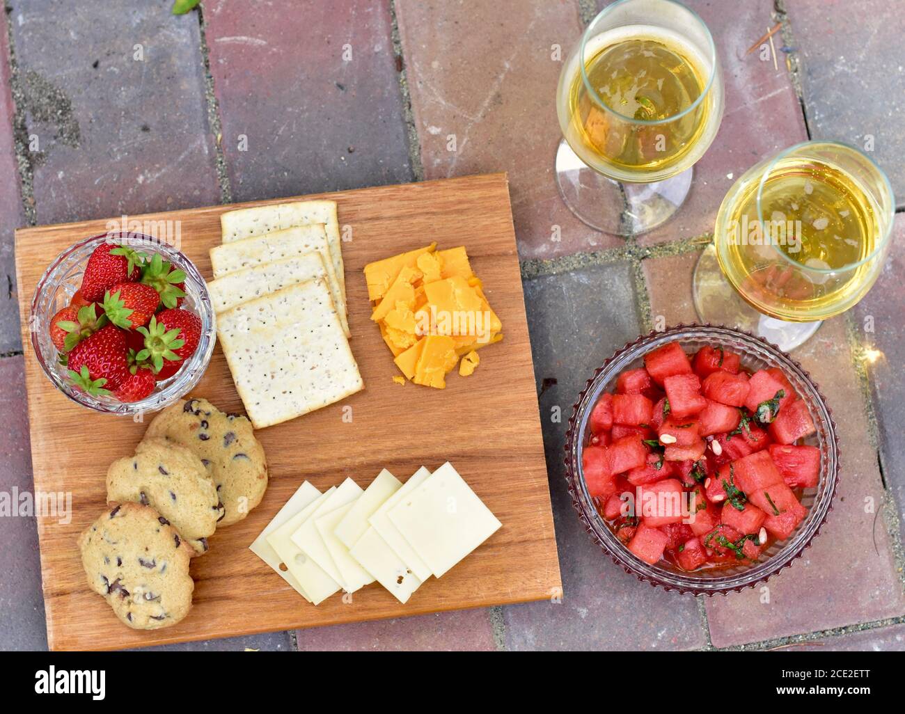 Picknick im Freien bei einem Aufenthalt im warmen Sommer im Hinterhof mit Luxus-Gourmet Essen und wunderschöne Landschaft Stockfoto