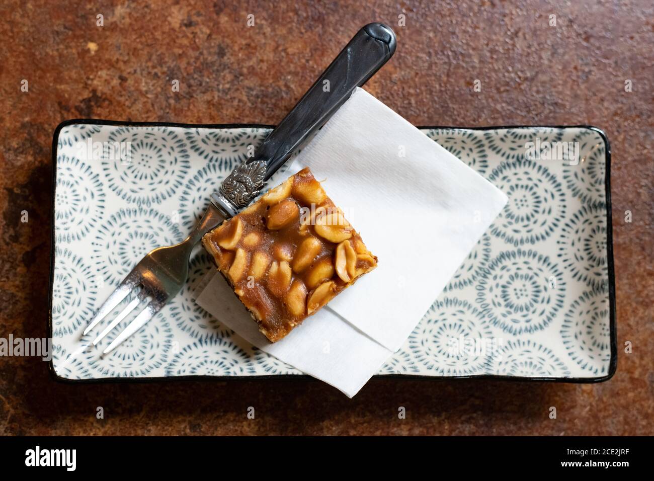 Schokoladenbrownie mit Karamell und Erdnussbelag, Kost Tredici limburger kaffeerosterei, Limburg an der lahn, Deutschland Stockfoto