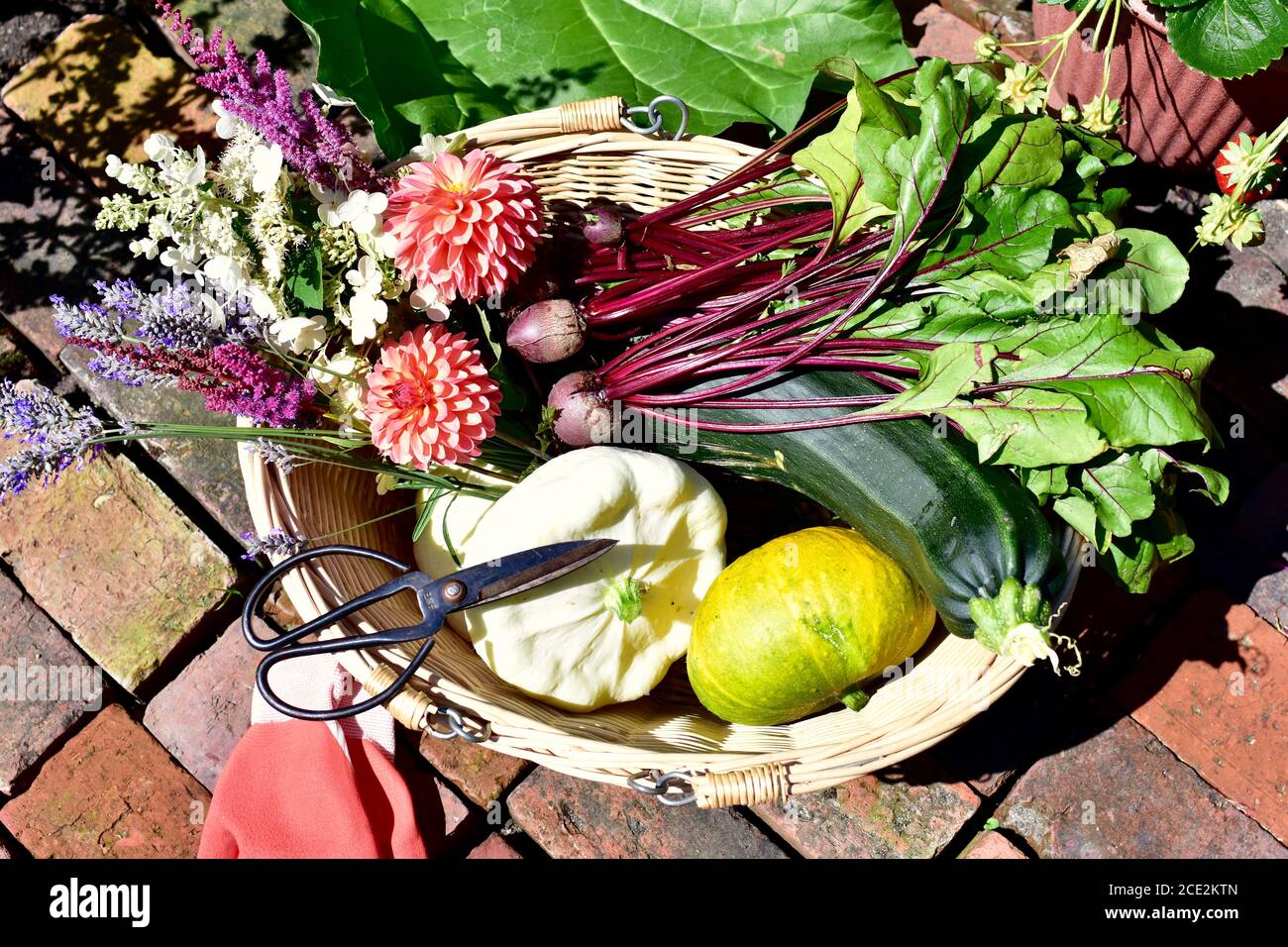 Frisch geerntetes Bio-Gemüse aus eigenem Anbau mit schönen Schnittblumen Zum Kochen gesunde Mahlzeit und schöne Tischeinstellung Stockfoto