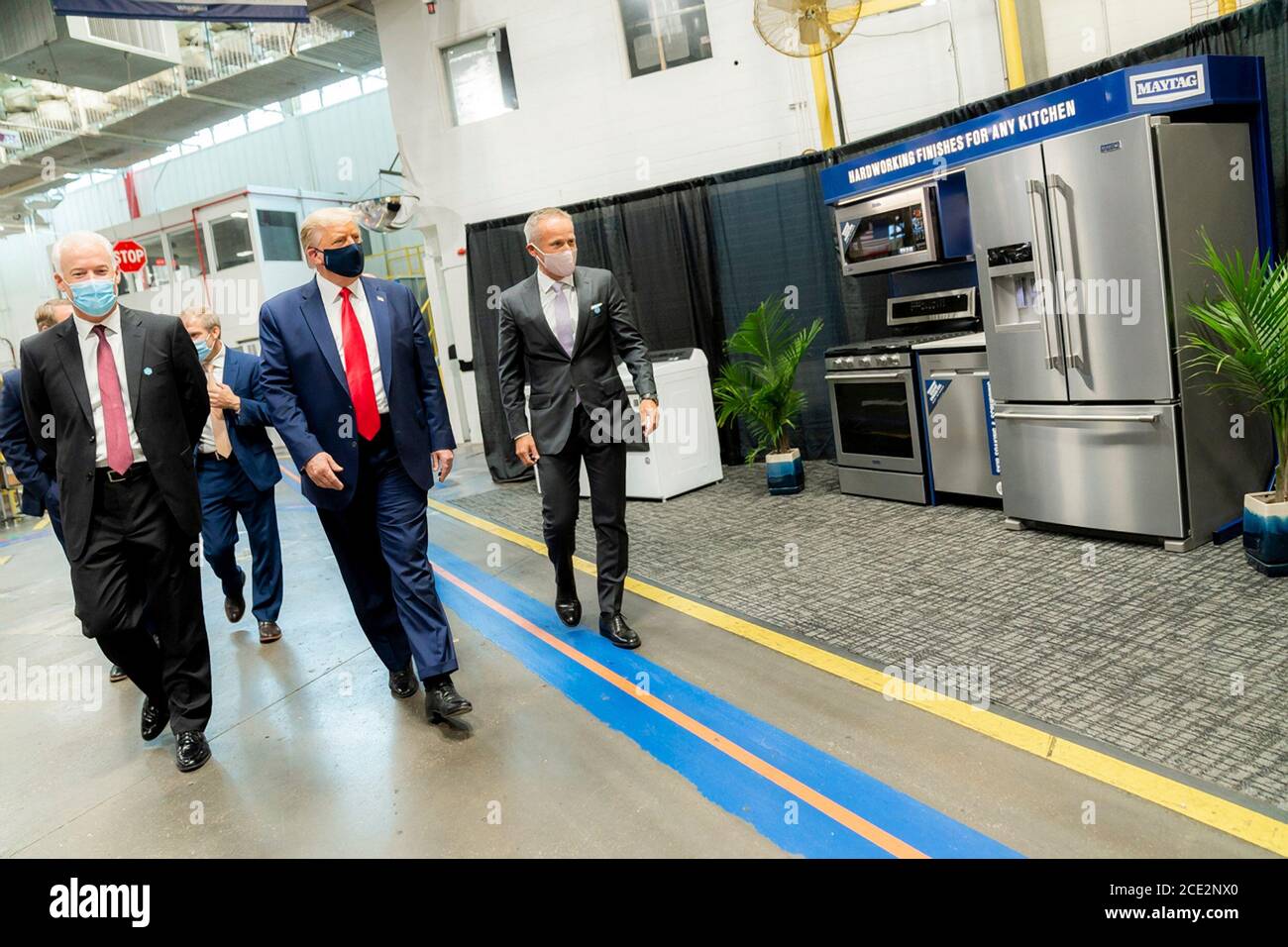 US-Präsident Donald Trump, trägt eine Gesichtsmaske, wird eine Führung durch eine Whirlpool Corporation Manufacturing Plant von VP Integrated Supply Chain and Quality Jim Keppler, rechts, 6. August 2020 in Clyde, Ohio. Stockfoto