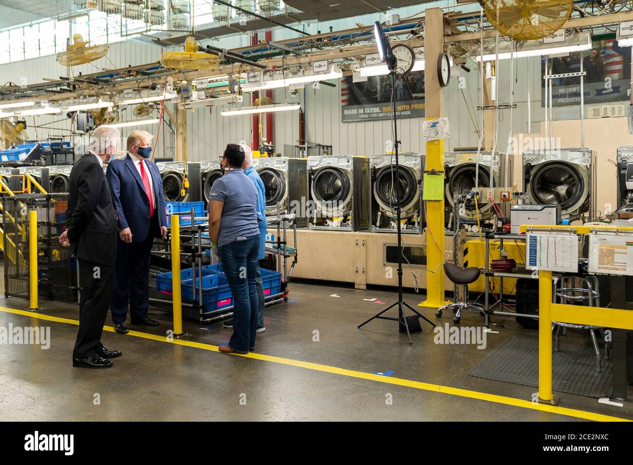 US-Präsident Donald Trump, trägt eine Gesichtsmaske, wird eine Tour durch eine Whirlpool Corporation Manufacturing Plant von VP Integrated Supply Chain and Quality Jim Keppler, links, 6. August 2020 in Clyde, Ohio gegeben. Stockfoto