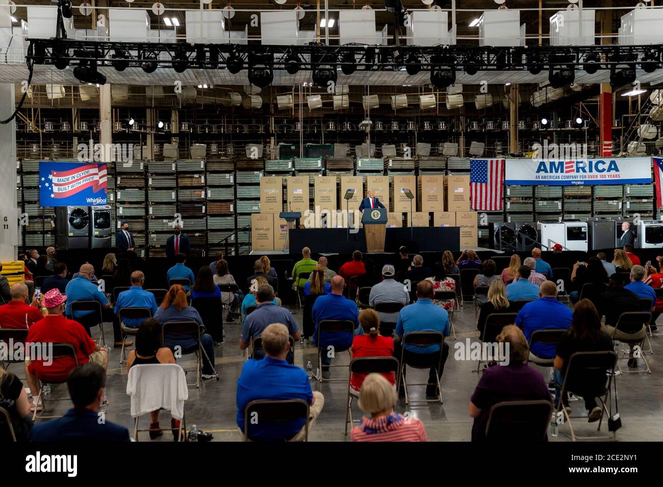 US-Präsident Donald Trump hält am 6. August 2020 in Clyde, Ohio, eine Rede vor den Mitarbeitern eines Produktionswerks der Whirlpool Corporation. Stockfoto