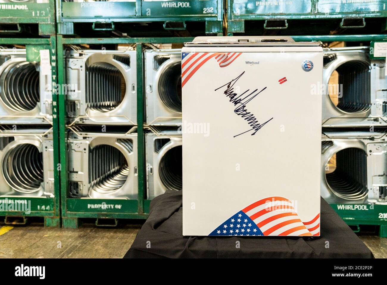 Eine Waschmaschine, die von US-Präsident Donald Trump unterzeichnet wurde, während seiner Tour durch eine Whirlpool Corporation Fertigungsanlage am 6. August 2020 in Clyde, Ohio. Stockfoto