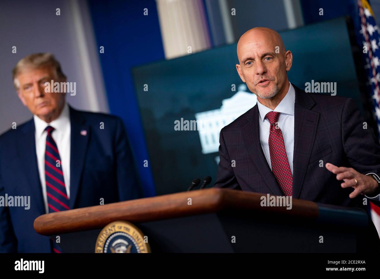 US-Präsident Donald Trump sieht zu, wie der Kommissar der Food and Drug Administration, Dr. Stephen Hahn, während der Coronavirus-Update-Briefing für die Medien im Pressesaal des Weißen Hauses am 23. August 2020 in Washington, DC spricht. Stockfoto