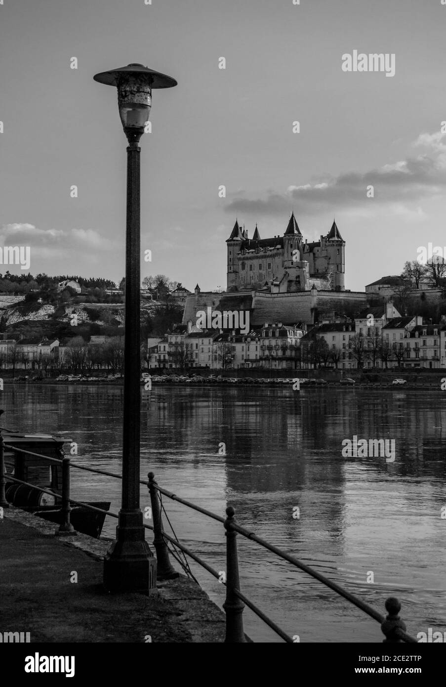 Ein schwarz-weißes Bild des Château de Saumur aus der anderen Seite des Flusses. Stockfoto