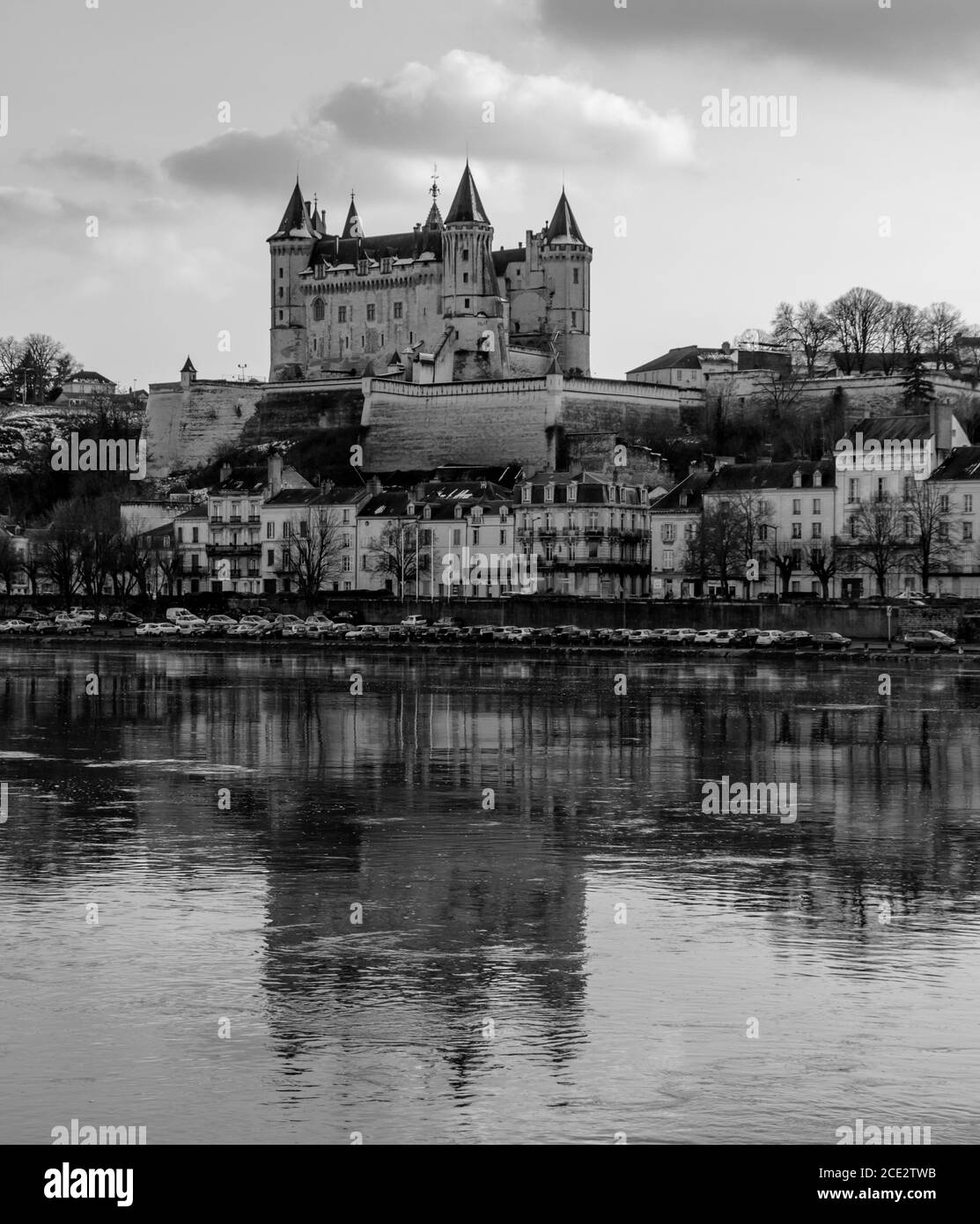 Ein schwarz-weißes Bild des Château de Saumur aus der anderen Seite des Flusses. Stockfoto