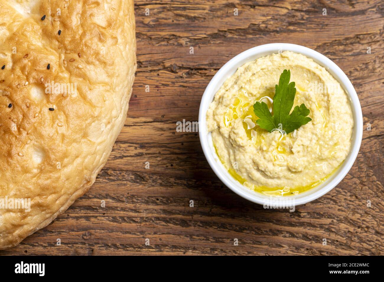 Arabischer Humus mit Brot Stockfoto