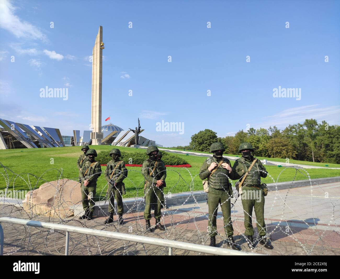 Minsk / Weißrussland - 30 2020. August: Armee blockiert das 2. Weltkrieg Stela Memorial vor Demonstranten mit Stacheldraht Stockfoto