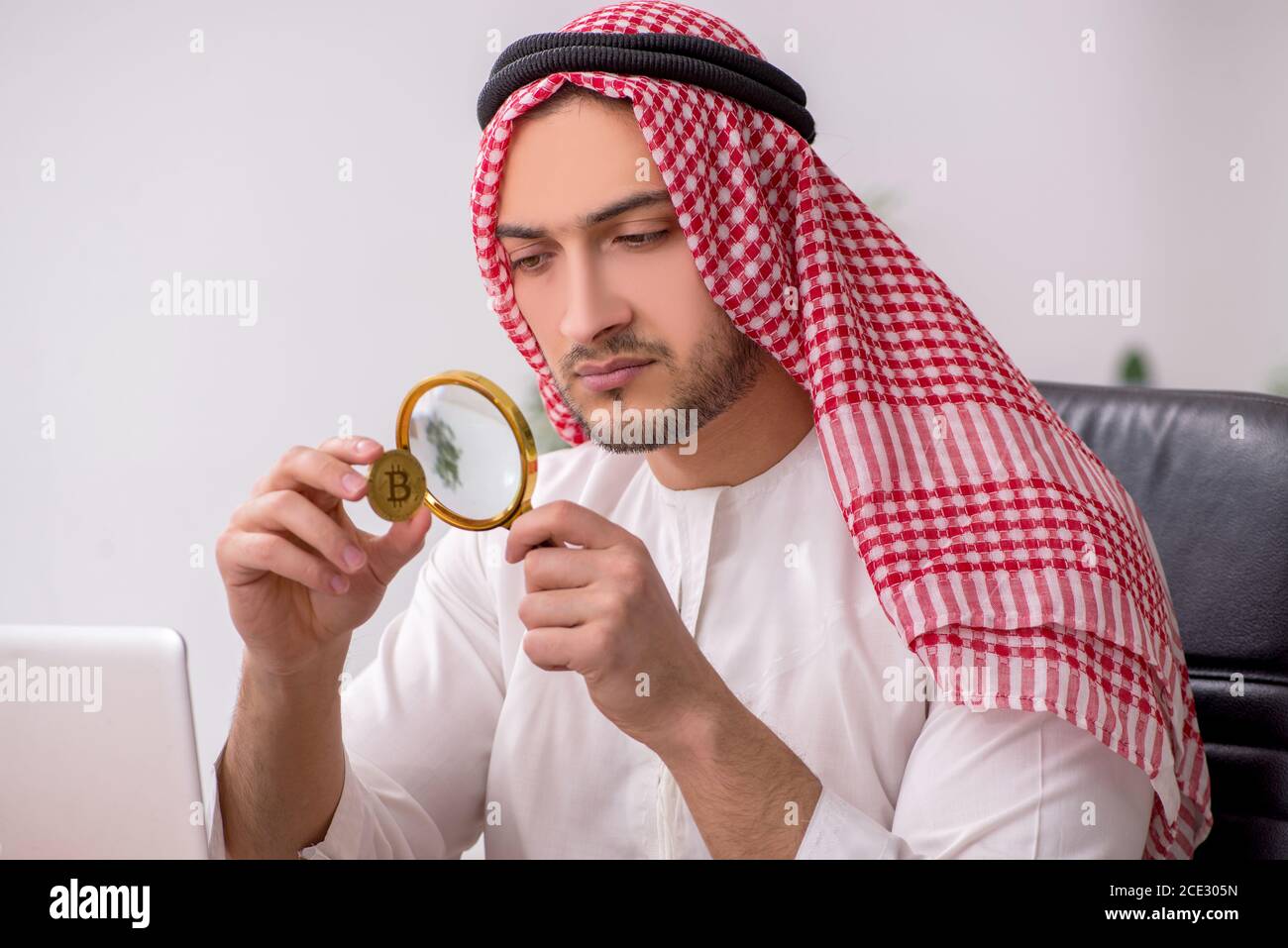 Männlicher arabischer Angestellter, der im Büro arbeitet Stockfoto