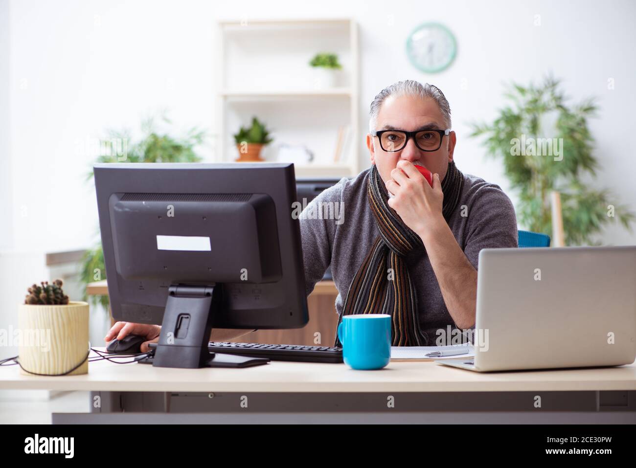 Leitender männlicher Mitarbeiter, der während einer Pandemie von zu Hause aus arbeitet Stockfoto