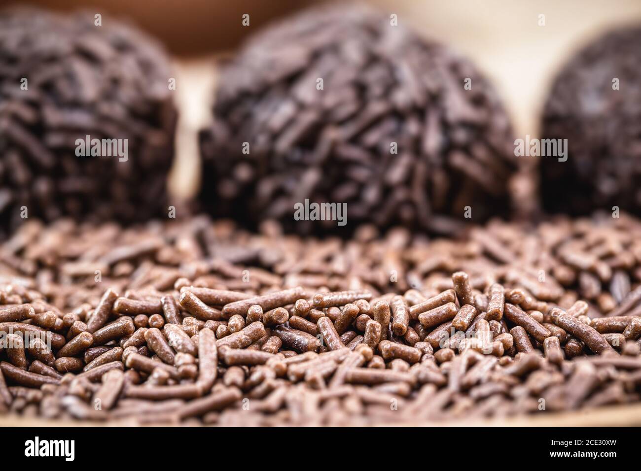 Schokolade Streuseln, Zutat zu brasilianischen brigadeiro und Schokolade bedeckt Streuseln machen. Verschwommene Hintergrund Schokolade Stockfoto
