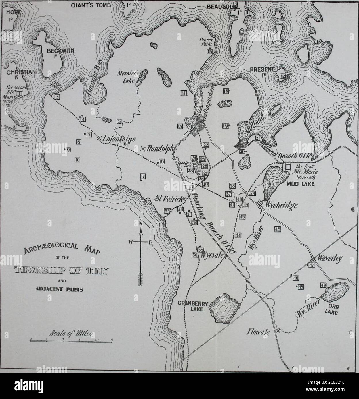 . Notizen von Standorten von Huron Dörfer in der Gemeinde Tiny (Simcoe County) und angrenzenden Teilen. Vorbereitet mit Blick auf die Identifizierung dieser Dörfer besucht und beschrieben von Champlain und den frühen Missionaren. »! G^ Mi ?tl] ; 11. Die kleinen Quires, die Zahlen umschließen (im Text genannt), zeigen die Orte des Dorfes an; die Sonepits werden durch Punkte (die Waldwege, durch gepunktete Linien) dargestellt. An den ehrenwerten G. W. Ross, LL.D. In Übereinstimmung mit dem Wunsch der verschiedenen Personen, die sich für die Geschichte und Archäologie unserer Provinz, und vor allem der Gemeinde der alten Hurons, i s Stockfoto