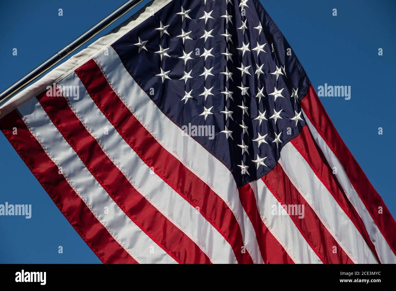 Nahaufnahme der amerikanischen Flagge mit blauem Himmel Hintergrund Stockfoto