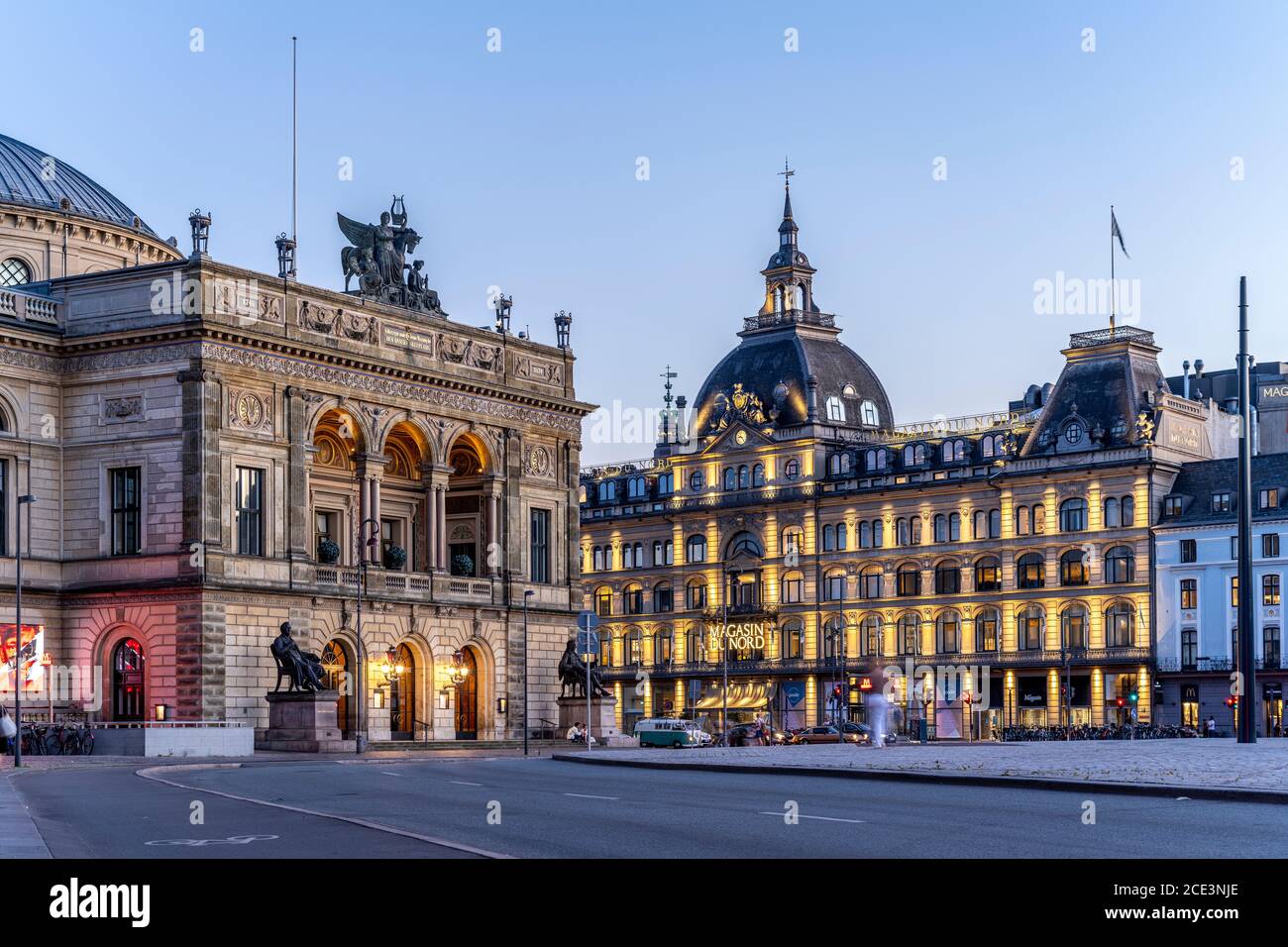 Det Kongelige Teater Königlich Dänisches Theater und das Kaufhaus Magasin du Nord am Platz Nytorv in der Abenddämmerung, Kopenhagen, Dänemark, Europa Stockfoto