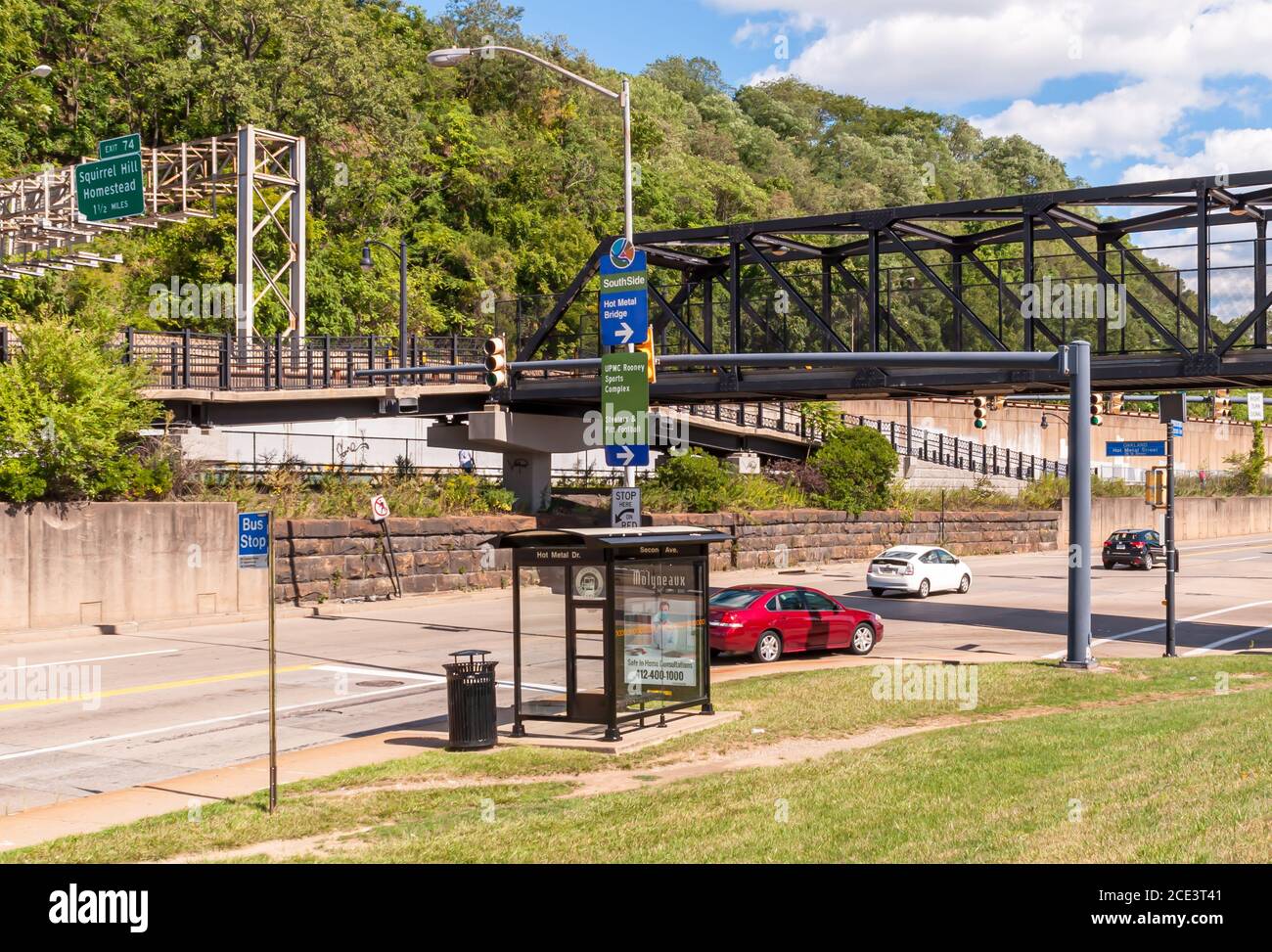 Ein Metallsteg über der Second Avenue in der Nachbarschaft von Oakland, Pittsburgh, Pennsylvania, USA Stockfoto