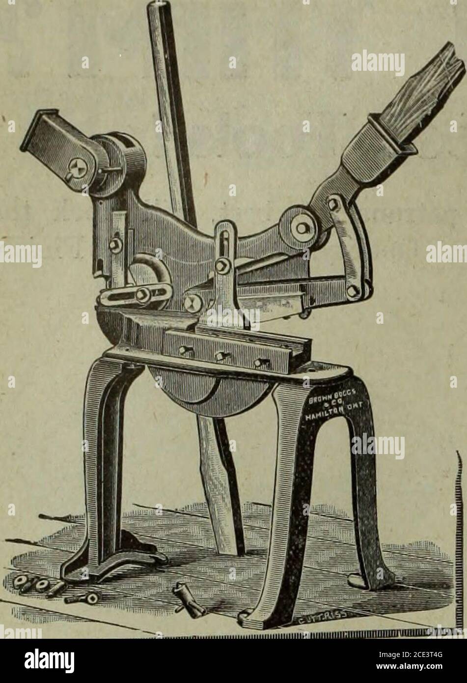 . Hardware Merchandising (Januar-März 1908) . No. 155-Socket Field Hoe to the Merchants : die Saison ist jetzt an, wenn Ihr Vorrat an Erntewerkzeugen muss sortiert werden. Makeyour Bestellungen rufen Sie für Maple Leaf Harvest Tools, und wenn Ihr Bauber sie nicht liefern kann, senden Sie Ihre Bestellung an uns und es wird unsere prompte und sorgfältige Aufmerksamkeit erhalten. Ein Versuch wird Sie von der Überlegenheit der Maple Leaf Harvest Tools überzeugen. The Maple Leaf Harvest Tool Co., Limited TILLSONBURC, ONT. II HARDWARE UND METALL. IlllimiulimiliilliiiiiiiiiiiiiiMiiiJMiliJMilJUillw No. 10 kombinierte Lever-Stanz- und Schneide-Scheren. Der Stockfoto