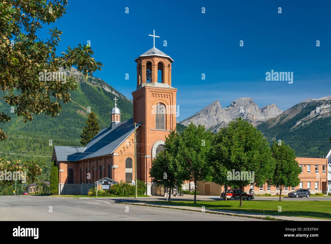 Die katholische Pfarrkirche der Heiligen Familie in Fernie, British Columbia, Kanada. Stockfoto