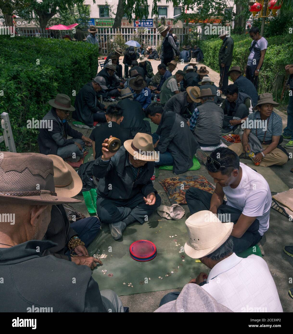 Männer spielen Sho, das traditionelle tibetische Würfelspiel, im Lukhang Park, Lhasa, Tibet Stockfoto