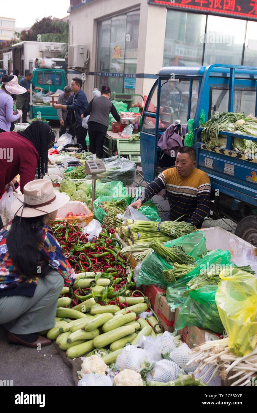 Verkauf von Gemüse auf dem Markt, Muslim Quarter, Lhasa, Tibet Stockfoto